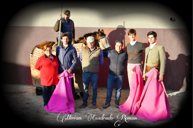 Cuatro personas con capa rosa