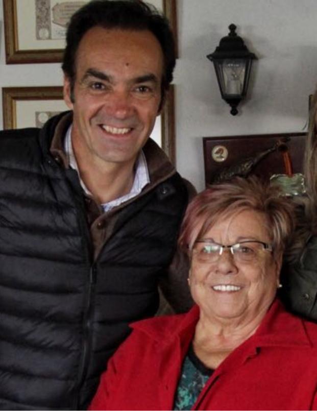 Toreros con capotes en ruedo