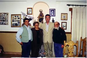 Hombre y mujer sonriendo juntos