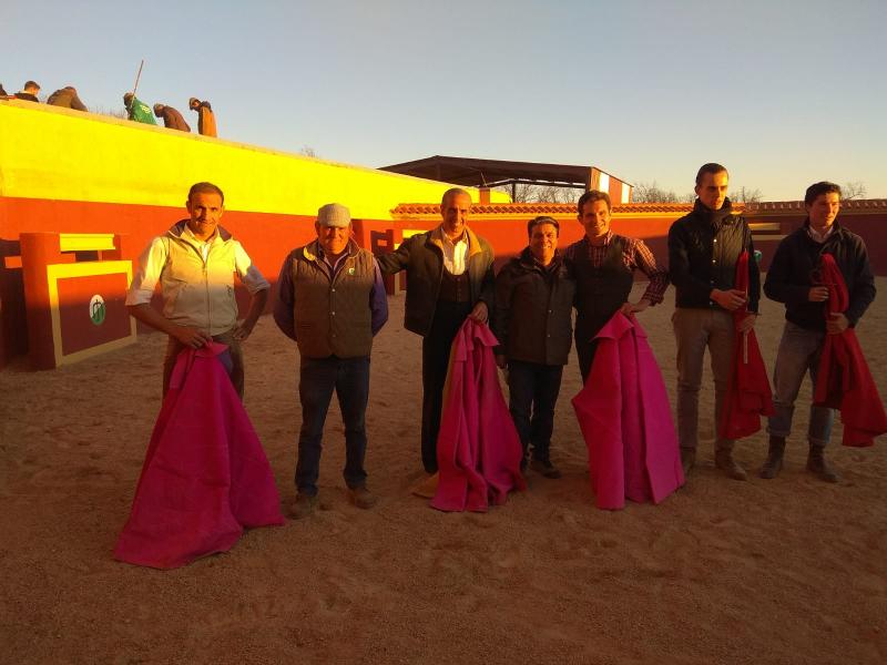 Grupo frente a edificio amarillo